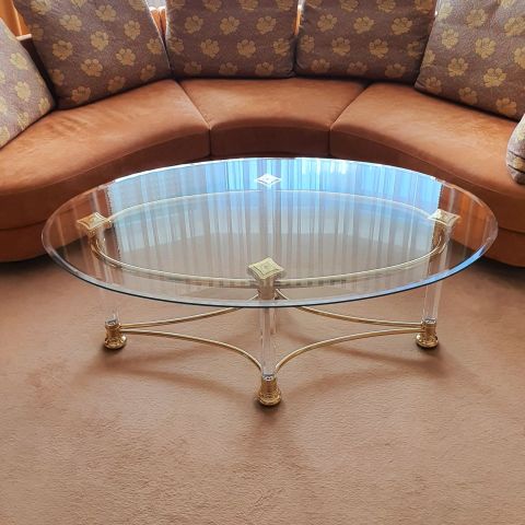 Table basse ovale en acier doré et plexiglas, élégance et design contemporain