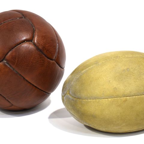 FOOT/RUGBY. Ensemble de deux BALLONS anciens