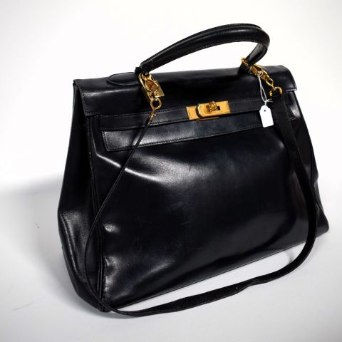 Sac "Kelly" 35 en cuir noir avec cadenas et bandoulière d'origine, état usagé