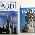 Deux ouvrages illustrant l'œuvre architecturale d'Antoni Gaudi, éd. Taschen