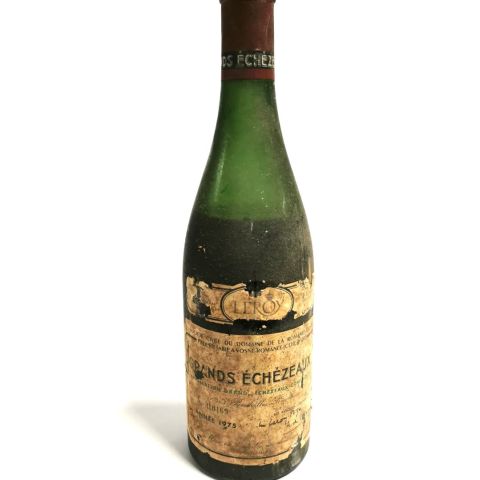 Bouteille Grands Échezeaux, Domaine Romanée Conti LEROY 1975, étiquette poussiéreuse, niveau bas goulot