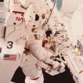Ein NASA-Astronaut übt die Bergung eines Satelliten aus dem Weltraum (1984).