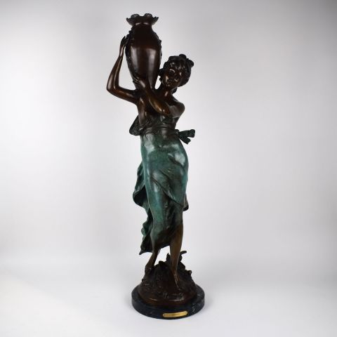 Sculpture en bronze d'Auguste Moreau : jeune femme avec vase sur socle en marbre