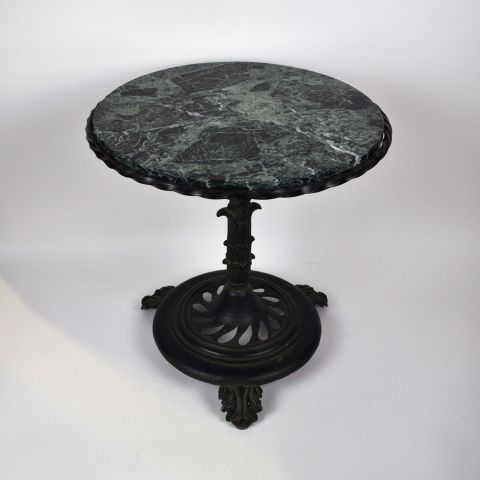 Gueridon circulaire en marbre vert avec piétement tripode feuillagé, 48 cm de haut