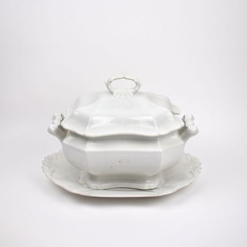 Soupière octogonale en faïence Boch Luxembourg avec présentoir, vers 1820-1840