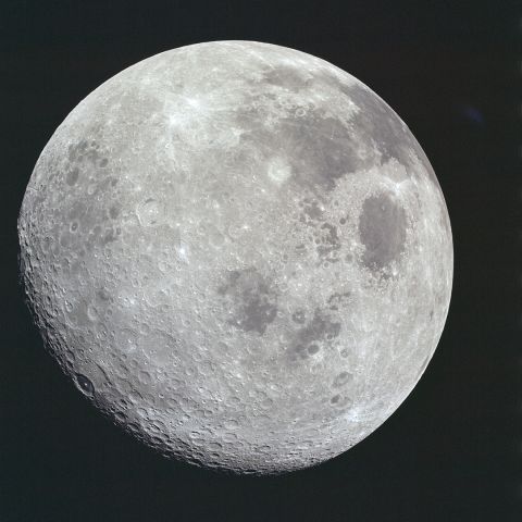 Rare photographie du disque lunaire pendant le retour d'Apollo 17, 1972