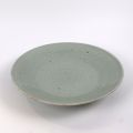 Plat vert céladon du XIXème siècle, décor de feuillages, diamètre 34 cm