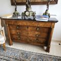 Commode Empire en noyer, 4 tiroirs, marbre noir et éléments en bronze, XIXe siècle