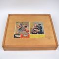 LEGO System Holzkiste aus den 60er und 70er Jahren, rote und blaue Steine