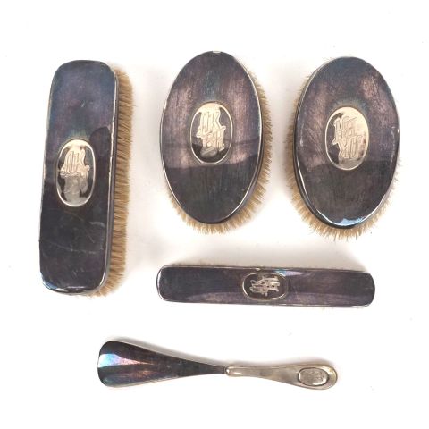 Ensemble de brosses et chausse-pied en argent 800, travail allemand du XXe siècle