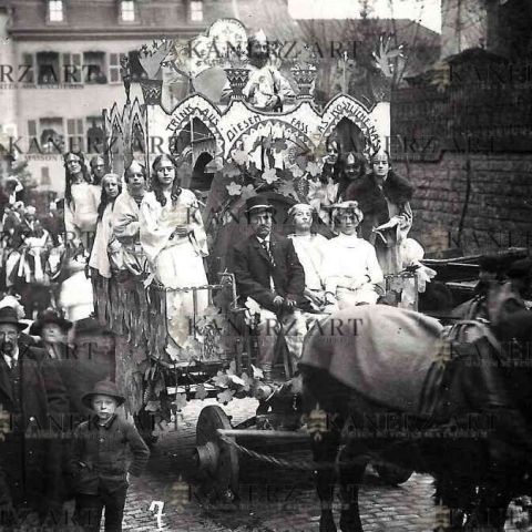 Carte photo ancienne d'un char fleuri lors de la cavalcade de Diekirch
