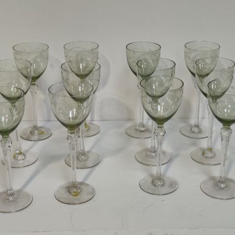 Suite de 12 VERRES à VIN