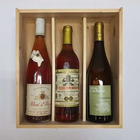 Caisse en bois réunissant 3 bouteilles de vins d'exception et millésimés