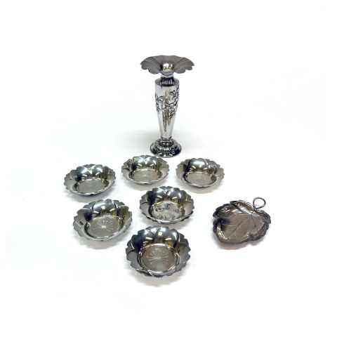 Service japonais en argent Kuyeda : vase et 7 coupelles en coffret