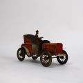 Rot-weißes Automobil mit Fahrer, circa 1909-1912