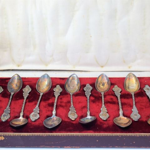 Lot de 11 petites cuillères en Argent 800, ornées de motifs néo-baroques