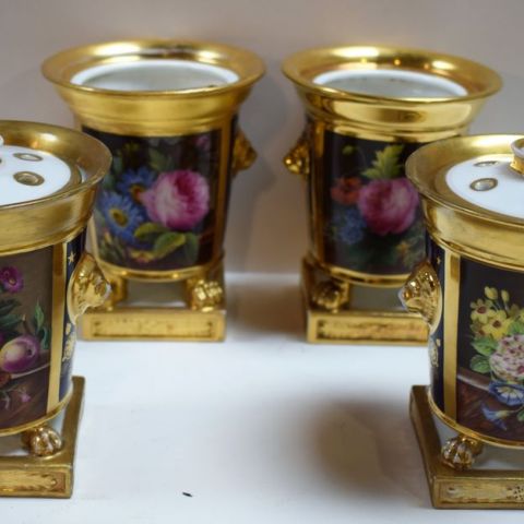 PAIRE DE PIQUES-FLEURS à décor de fleurs