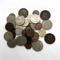 Réunion de 35 pièces de monnaie britanniques et d'outre-mer variées