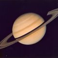 Magnifique vue de Saturne, ses satellites et sa sonde Voyager 1