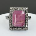 Bague argentée sertie d'un rubis rectangulaire de 10 Ct et de brilants