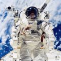 (NASA. CHALLENGER STS-41B. EVA. STEWART) Gros plan Astronaute Robert L. Stewart