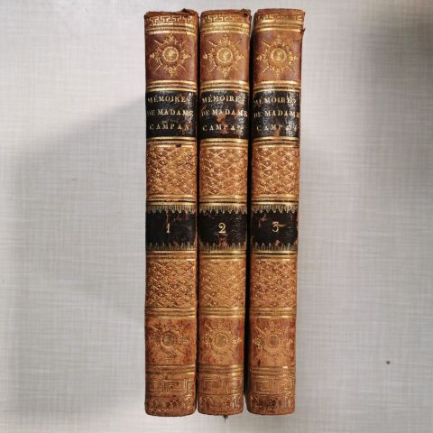 Mémoires de Marie-Antoinette par Jeanne-Louise-Henriette Campan, en trois volumes élégants