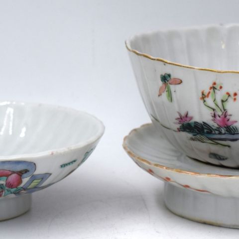 Réunion de deux coupes en porcelaine de Chine émaillée