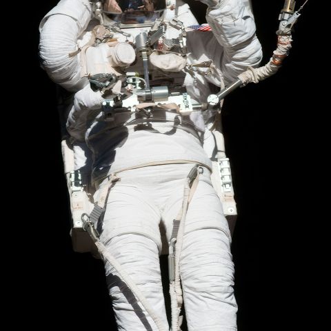 (NASA. ISS. EVA. SATCHER STS-129) Sortie Extravéhiculaire en orbite terrestre, L'astronaute Robert L. Satcher