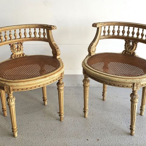 Paire de fauteuils style Louis XVI en bois laqué blanc, assise ovale
