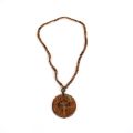 Collier en perles de bois avec pendentif circulaire sculpté de 75 cm