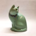 Grand chat vert amende en faïence Longwy, pièce unique au collier coloré