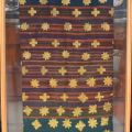 Tapisserie éthnique aux fils d'or et tissu traditionnel de Sumba