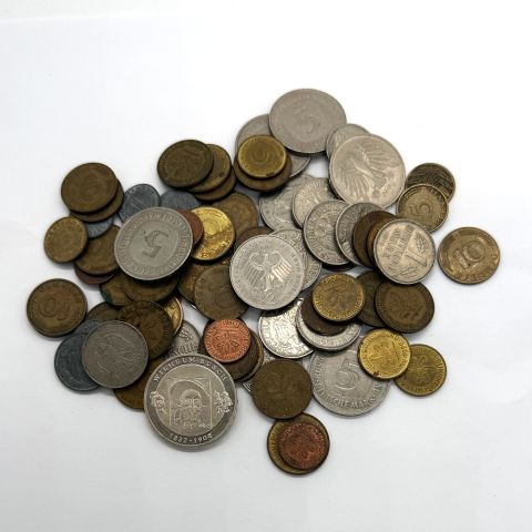 Réunion de 20 pièces de monnaie allemandes et pièces jaunes du XXe siècle