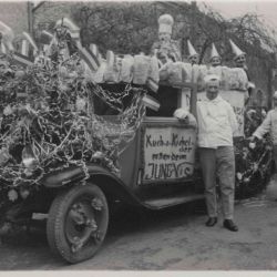Seltene Fotokarte eines bunten Lastwagens bei einer Kavalkade im Jahr 1950.