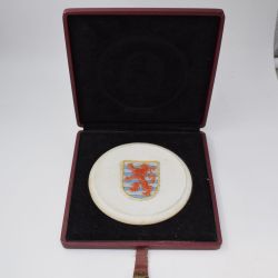 La médaille commémorative nazie de Luxembourg, porcelaine Meissen, retravaillée en 1945