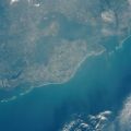 Nasa: Blick aus dem Weltraum auf die Bucht von Tampa mit dem Shuttle Endeavour (Mission STS-49)