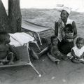 Humanistische Fotografie von 1988: Frau und Kinder in Mosambik im Krieg