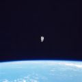 Erstaunliche Ansicht des Astronauten Bruce McCandless II während eines historischen Weltraumspaziergangs im Februar 1984.