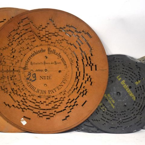 Ensemble de disques perforés du début du XXe siècle