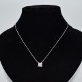 Collier en or 18 carats avec pendentif carré serti de diamants. Poids : 3.63g