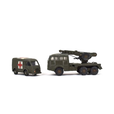 Ambulance militaire Renault-Carrier et camion Berliet Dinky Toys, sans boîtes