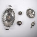 Ensemble en argent : hochet, boîtes ajourées et décoratives, corbeille hollandaise