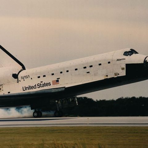 Atterrissage historique de la navette Atlantis après sa mission avec la station MIR