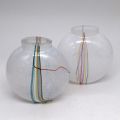 Magnifique paire de vases Kosta Boda en verre blanc, peints en polychromie, 9 cm de haut