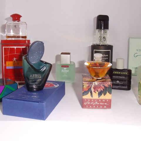 Dix miniatures de parfum des grandes marques : ensemble en excellent état