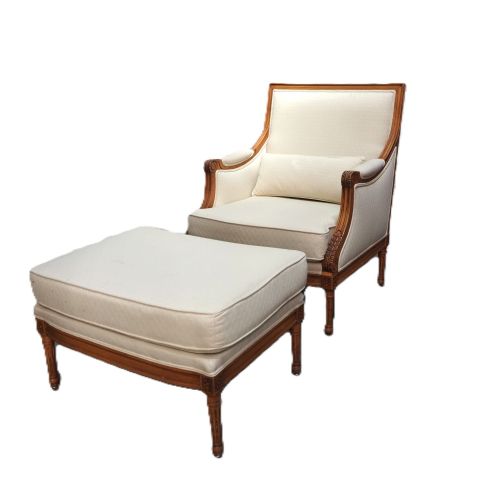Fauteuil bergère et repose-pied en bois sculpté, style Louis XVI, tissu beige