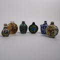 Ensemble de 6 tabatières asiatiques en porcelaine et verre soufflé diverses