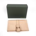 Portefeuille en cuir grainé beige Longchamp avec boucle en métal, bon état