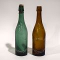 Bouteille ancienne en verre brun gravée "P. GENGLER. Luxembourg" avec bouchon manquant. Inclus bouteille en verre foncé
