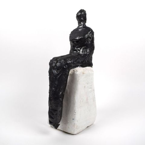 Sculpture unique d'Elsa Trouslard : Femme assise en pierre et plâtre